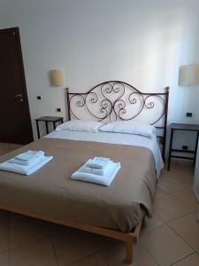 a bedroom with a bed with two towels on it at Terry Road House in Monterotondo