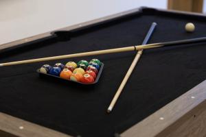 Next'Living - Luxury Private Room in a CoLiving Villa内的一张台球桌