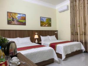Postel nebo postele na pokoji v ubytování TAM CỐC ĐỨC VÂN HOMESTAY