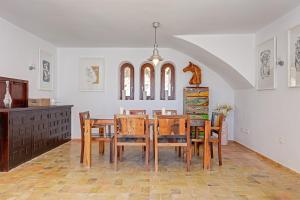 a dining room with a table and chairs at Villa Poniente Montiboli by Buccara in Villajoyosa