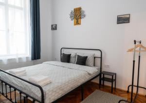 Ένα ή περισσότερα κρεβάτια σε δωμάτιο στο Republicii Central Loft