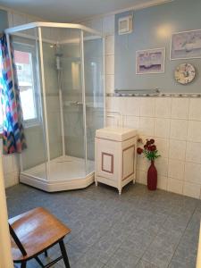 Koupelna v ubytování Traditional farm house located close to fjord