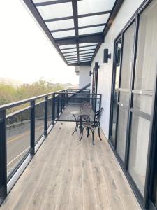 Un balcón o terraza en leisurely Inn