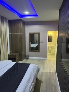 Ένα ή περισσότερα κρεβάτια σε δωμάτιο στο S A Luxury Apartments