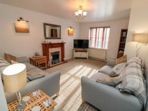 Ruang duduk di Pebble Cottage