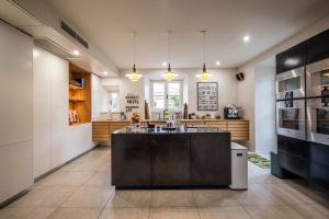 een grote keuken met een groot eiland in het midden bij Villa Pacini - just 1,8 km outside Lucca Wall - Pool in Lucca