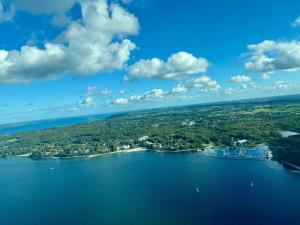 eine Luftansicht eines großen Wasserkörpers in der Unterkunft Ferienapartment schön hier in Glücksburg + 15 Fotos