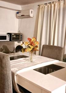 a vase of flowers on a table in a kitchen at Loft García in Mendoza +8 photos