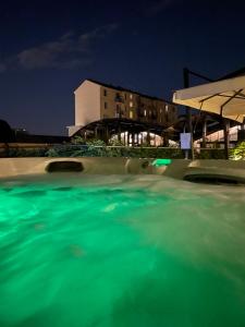 The swimming pool at or close to VERSOVERDE HOTEL Alzaia Naviglio Grande