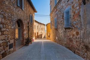 alejka na Starym Mieście z kamiennymi budynkami w obiekcie Madonnina Tuscany House w mieście Montefollonico