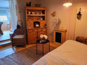 una camera da letto con un letto e un tavolo con dei fiori sopra di Ferienwohnung Schwarzwaldglück a Baiersbronn