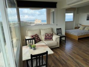 un soggiorno con un divano e un tavolo di Gran Apartamento, un lujo en playa El Saler - Valencia a El Saler Altre 91 foto