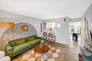 Χώρος καθιστικού στο Waterfront Condo - Canal Views - Walk to Beach