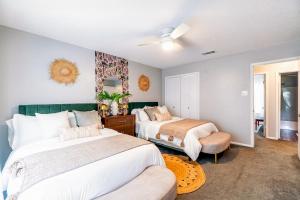 Ένα ή περισσότερα κρεβάτια σε δωμάτιο στο Waterfront Condo - Canal Views - Walk to Beach +37 φωτογραφίες