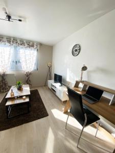 - un salon avec un bureau et un ordinateur dans l'établissement Bel Appartement 2 pièces - 10min de la mer, à Nice