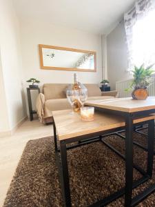 un salon avec une table et un canapé dans l'établissement Bel Appartement 2 pièces - 10min de la mer, à Nice 20 autres photos