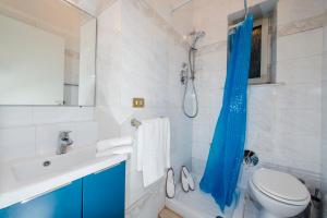 House Montebello في روما: حمام مع ستارة دش زرقاء ومرحاض