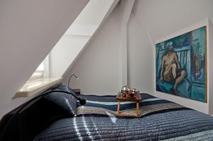 sypialnia z łóżkiem i obrazem na ścianie w obiekcie Imperial Apartments - Galeria w mieście Sopot