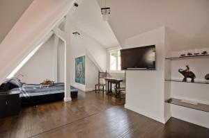 sypialnia z łóżkiem i telewizorem w pokoju w obiekcie Imperial Apartments - Galeria w mieście Sopot