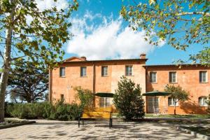 a brick building with a bench in front of it at La Beccanina Resort in Le Case