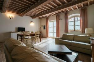 a living room with a couch and a table at La Beccanina Resort in Le Case