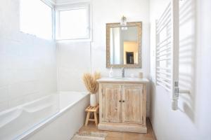 un baño con lavabo y espejo en Maison "Villa Oscar" à 400m de la plage Barneville, en Barneville-Carteret 10 fotos más