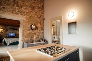 Η κουζίνα ή μικρή κουζίνα στο Bliss Stone House in Hvar with private padel court