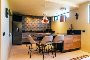 グランベにあるApartment La Maison Yokoのキッチン(テーブル、スツール付)