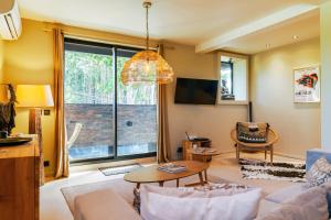 グランベにあるApartment La Maison Yokoのソファとテーブルのあるリビングルーム