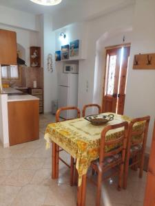 Kuchyň nebo kuchyňský kout v ubytování Antoni's Symi Home