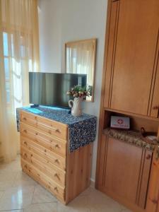 TV a/nebo společenská místnost v ubytování Antoni's Symi Home