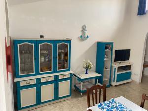 Villa RosaにあるRosa houseの青いキャビネットと机のある部屋