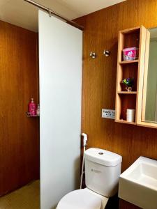 Un baño con un inodoro blanco y un lavabo. en Family Homestay, en Nilai