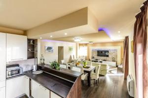 Η κουζίνα ή μικρή κουζίνα στο Elegant Villa in Dubravka with Private Pool