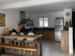 Kuchyň nebo kuchyňský kout v ubytování Villa 6 personnes avec climatisation - FR-1-768-115