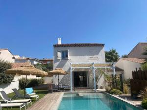 Bazén v ubytování Villa 6 personnes avec climatisation - FR-1-768-115 nebo v jeho okolí