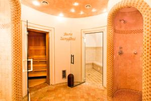 Koupelna v ubytování Hotel Rosenheim + 25 fotografií