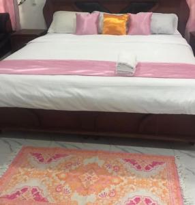 Postel nebo postele na pokoji v ubytování De-Orange House Ikeja