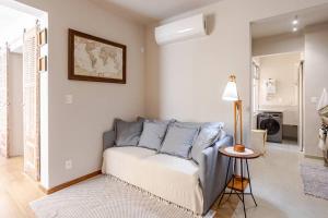 a living room with a couch and a table at Apê Lisboa in Niterói