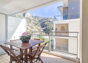een eetkamer met een tafel en stoelen op een balkon bij Charming Studio with Parking near Monaco in Beausoleil +13 foto's