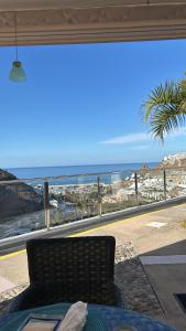 Una gran ventana con vista al mar. en Apartman VERA - Beautiful Sunshine And Sea View, en Puerto Rico de Gran Canaria