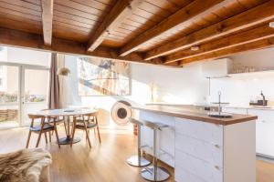 a kitchen with a counter and a table and chairs at Rue du Centre - Lumineux appartement duplex Centre Montreux in Montreux