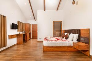 Postel nebo postele na pokoji v ubytování Tealawn Pool Villa, Munnar + 33 fotografií