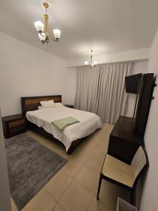 a bedroom with a bed and a chair at النزهة2 in Cairo