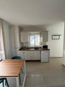 Kuchyň nebo kuchyňský kout v ubytování Apartamentos La Proa