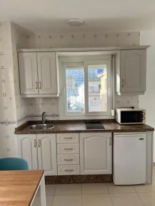 Kuchyň nebo kuchyňský kout v ubytování Apartamentos La Proa + 9 fotografií