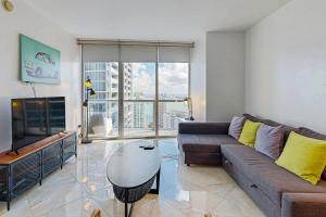 ein Wohnzimmer mit Sofa und großem Fenster in der Unterkunft Iconic Views in Miami