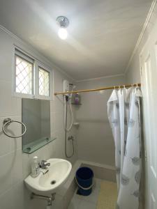 Ένα μπάνιο στο 2BR Fully Furnished at 8 Spatial Condominium