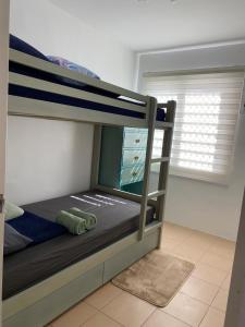 Ένα ή περισσότερα κρεβάτια σε δωμάτιο στο 2BR Fully Furnished at 8 Spatial Condominium