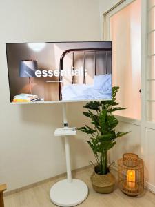 una habitación con una cama en un estante con una planta en Momentree Stay, en Seúl